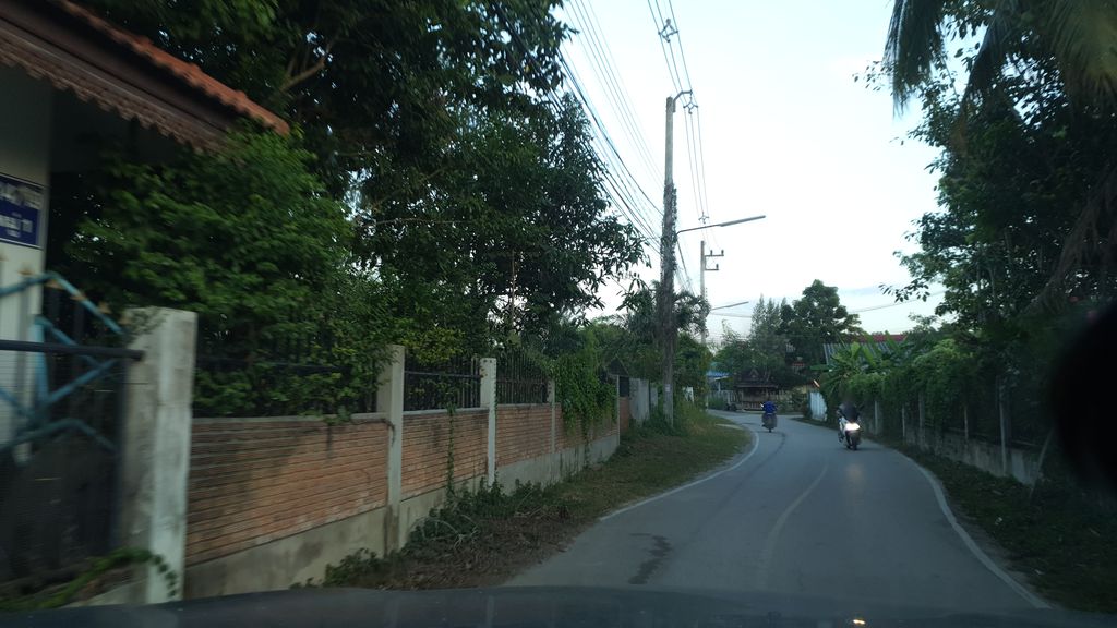 ภาพถนนตรงที่ สันติสุข รีสอร์ท ตั้งอยู่ ถ่ายโดย jrcarlsen พ.ศ. 2562 (2019) · A street-level view of where สันติสุข รีสอร์ท · Santisuk Resort stands, by jrcarlsen in 2562 (2019)