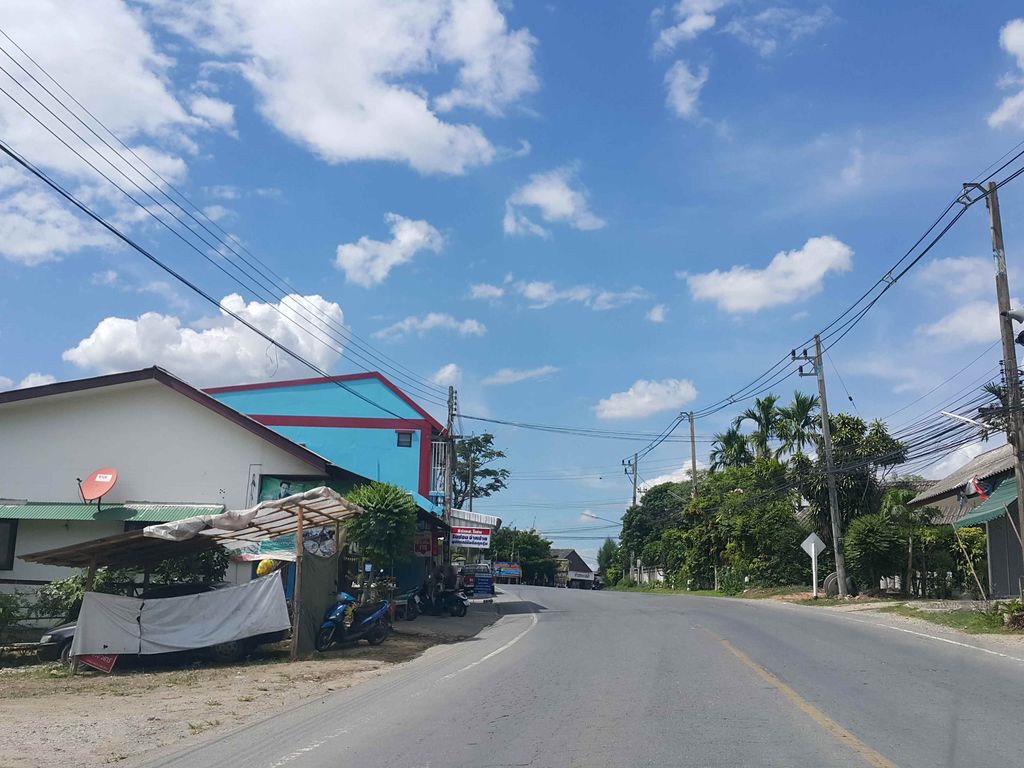 ภาพถนนตรงที่ ร้านปิ้งย่างสองปี่น้อง ตั้งอยู่ ถ่ายโดย jrcarlsen พ.ศ. 2558 (2015) · A street-level view of where ร้านปิ้งย่างสองปี่น้อง · Ran Pingyang Song Pi Nong stands, by jrcarlsen in 2558 (2015)