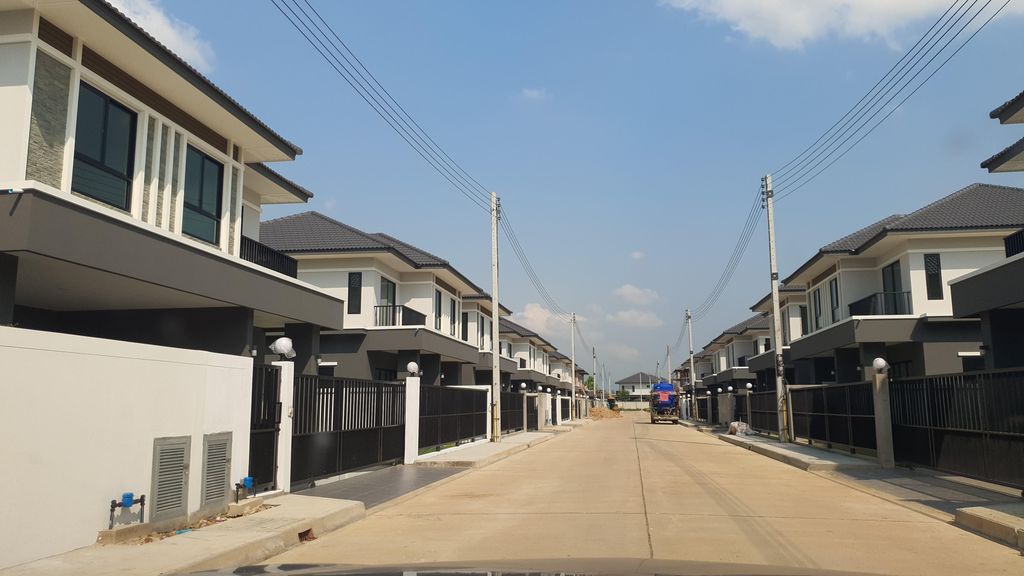 ภาพถนนตรงที่ Water Park Coffee ตั้งอยู่ ถ่ายโดย jrcarlsen พ.ศ. 2565 (2022) · A street-level view of where Water Park Coffee stands, by jrcarlsen in 2565 (2022)