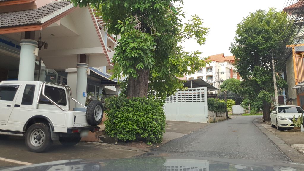ภาพถนนตรงที่ Kopi Blue ตั้งอยู่ ถ่ายโดย jrcarlsen พ.ศ. 2564 (2021) · A street-level view of where Kopi Blue stands, by jrcarlsen in 2564 (2021)