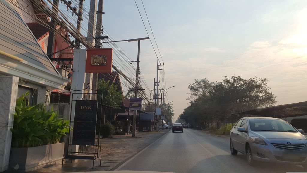 ภาพถนนตรงที่ DNK International ตั้งอยู่ ถ่ายโดย jrcarlsen พ.ศ. 2566 (2023) · A street-level view of where DNK International stands, by jrcarlsen in 2566 (2023)