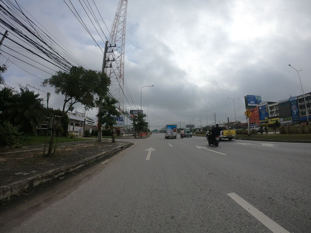 ภาพถนนตรงที่ Lana car ตั้งอยู่ ถ่ายโดย chanuwath_grab พ.ศ. 2562 (2019) · A street-level view of where Lana car stands, by chanuwath_grab in 2562 (2019)