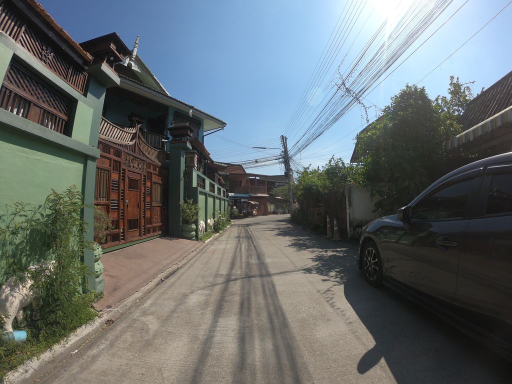 ภาพถนนตรงที่ ชาแล่ม Chalam ตั้งอยู่ ถ่ายโดย chanuwath_grab พ.ศ. 2562 (2019) · A street-level view of where ชาแล่ม Chalam stands, by chanuwath_grab in 2562 (2019)