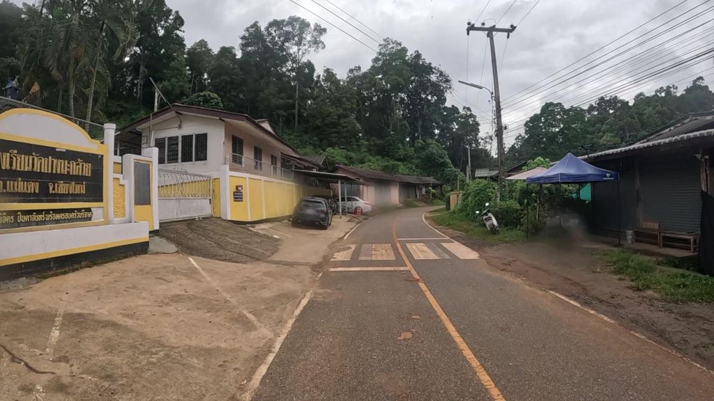 ภาพถนนตรงที่ โรงเรียนวัดปางมะกล้วย ตั้งอยู่ ถ่ายโดย julcnx พ.ศ. 2567 (2024) · A street-level view of where โรงเรียนวัดปางมะกล้วย · Wat Pang Ma Kluai School stands, by julcnx in 2567 (2024)