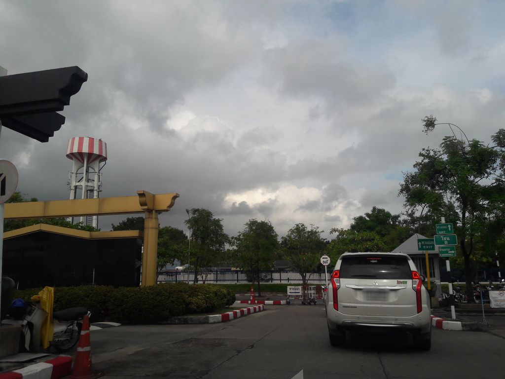 ภาพถนนตรงที่ Wake Up 24 Hrs. at Chiang Mai International Airport ตั้งอยู่ ถ่ายโดย superbate พ.ศ. 2561 (2018) · A street-level view of where Wake Up 24 Hrs. at Chiang Mai International Airport stands, by superbate in 2561 (2018)
