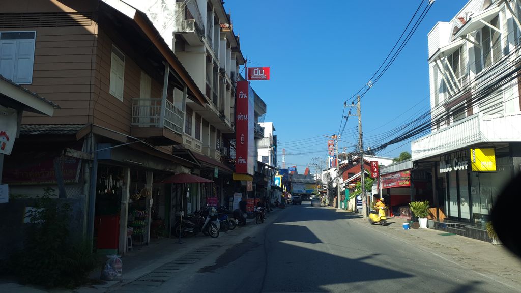 ภาพถนนตรงที่ ร้าน สวนลำใย บ้านเหล่า สันกำแพง ตั้งอยู่ ถ่ายโดย jrcarlsen พ.ศ. 2562 (2019) · A street-level view of where ร้าน สวนลำใย บ้านเหล่า สันกำแพง · Ran Suan Lamyai Ban Lao San Kamphaeng stands, by jrcarlsen in 2562 (2019)