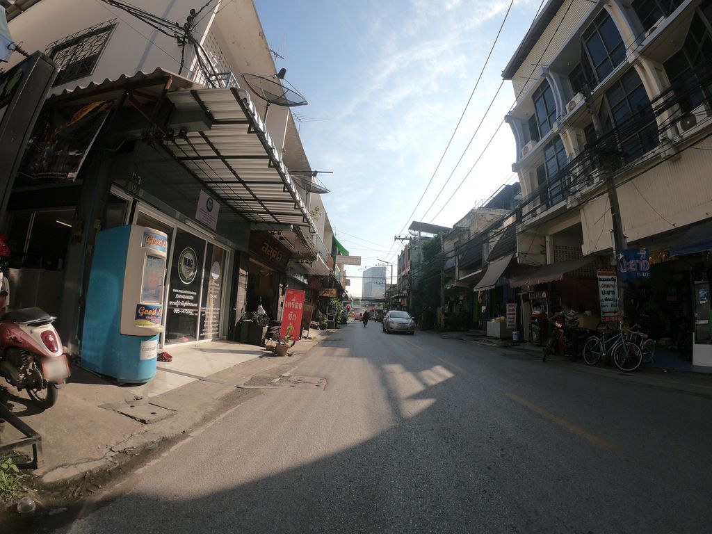 ภาพถนนตรงที่ ไอติมทอด ตั้งอยู่ ถ่ายโดย chanuwath_grab พ.ศ. 2562 (2019) · A street-level view of where ไอติมทอด · Aitimthot stands, by chanuwath_grab in 2562 (2019)