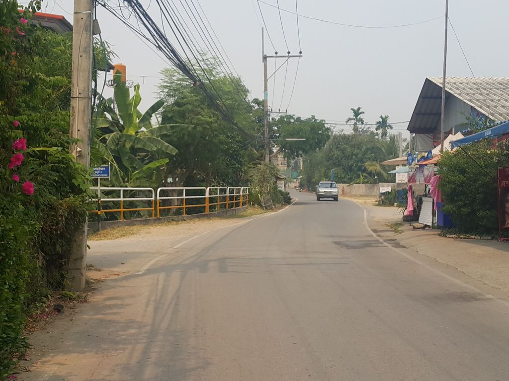 ภาพถนนตรงที่ คริสตจักรมณีนพรัตน์ ตั้งอยู่ ถ่ายโดย jrcarlsen พ.ศ. 2559 (2016) · A street-level view of where คริสตจักรมณีนพรัตน์ · Maninphrat Church stands, by jrcarlsen in 2559 (2016)