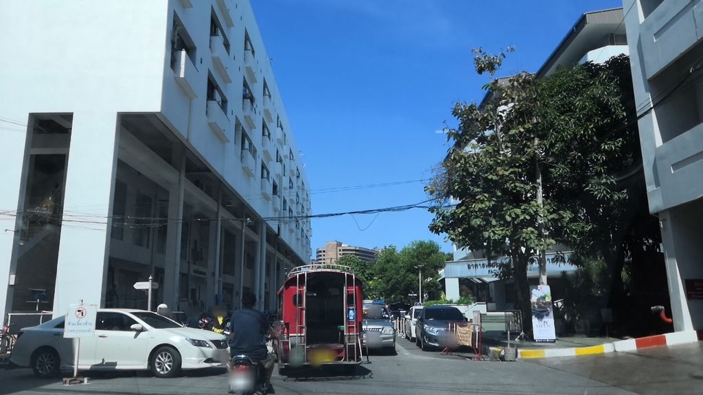 ภาพถนนตรงที่ Wuttisak สาขาสำนักงานใหญ่ ตั้งอยู่ ถ่ายโดย charlesano พ.ศ. 2561 (2018) · A street-level view of where Wuttisak สาขาสำนักงานใหญ่ stands, by charlesano in 2561 (2018)