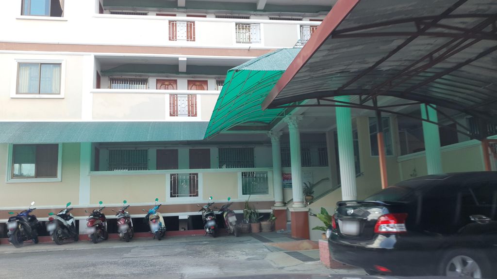 ภาพถนนตรงที่ Jeejee House ตั้งอยู่ ถ่ายโดย jrcarlsen พ.ศ. 2565 (2022) · A street-level view of where Jeejee House stands, by jrcarlsen in 2565 (2022)