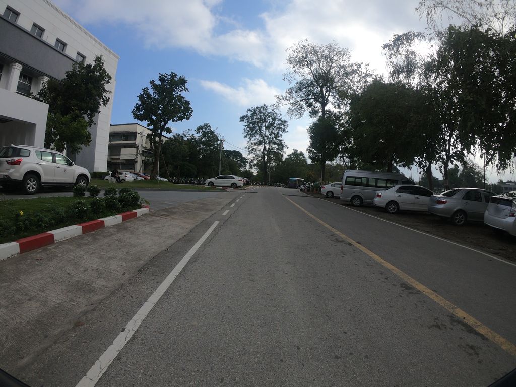 ภาพถนนตรงที่ คณะนิติศาสตร์ ตั้งอยู่ ถ่ายโดย chanuwath_grab พ.ศ. 2562 (2019) · A street-level view of where คณะนิติศาสตร์ · Khana Nitisat stands, by chanuwath_grab in 2562 (2019)