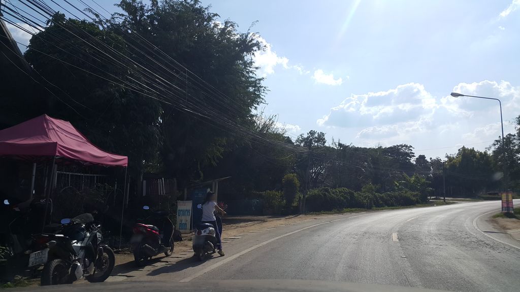 ภาพถนนตรงที่ ร้านแสนสุข ร้านธงฟ้าประชารัฐ ตั้งอยู่ ถ่ายโดย jrcarlsen พ.ศ. 2560 (2017) · A street-level view of where ร้านแสนสุข ร้านธงฟ้าประชารัฐ · Ran Saensuk Ran Thongfa Pracha Rat stands, by jrcarlsen in 2560 (2017)