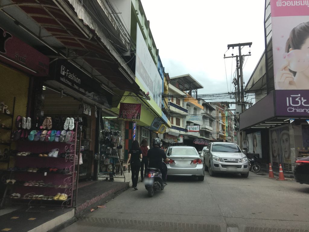 ภาพถนนตรงที่ กาดธานินท์ ตั้งอยู่ ถ่ายโดย wapriz พ.ศ. 2561 (2018) · A street-level view of where กาดธานินท์ · Kat Thanin stands, by wapriz in 2561 (2018)