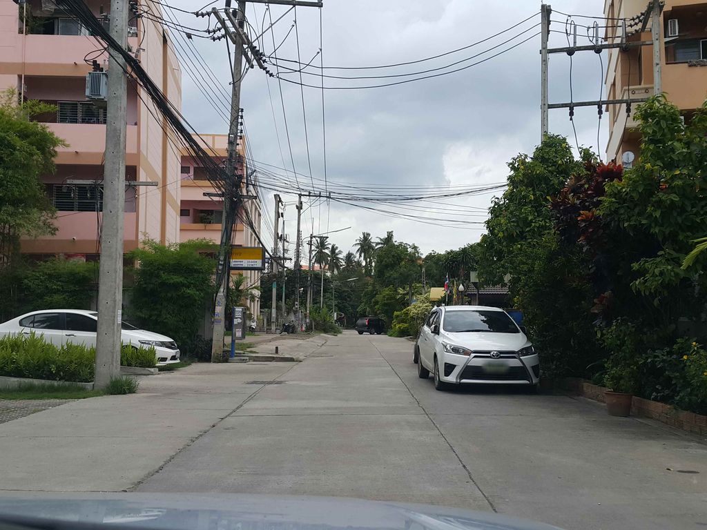 ภาพถนนตรงที่ LIV at NIMMAN Condominium ตั้งอยู่ ถ่ายโดย jrcarlsen พ.ศ. 2558 (2015) · A street-level view of where LIV at NIMMAN Condominium stands, by jrcarlsen in 2558 (2015)
