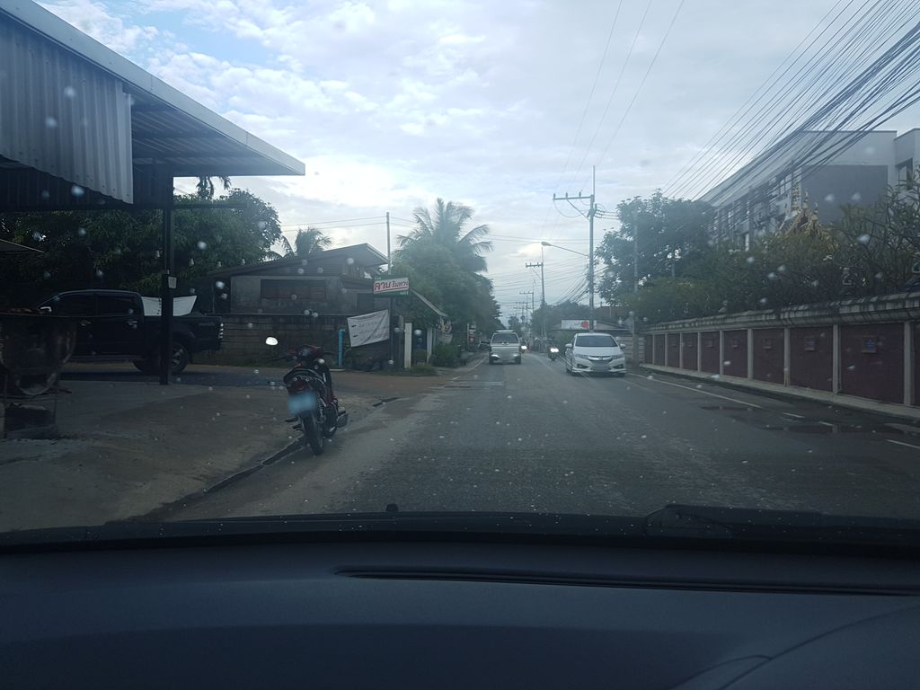 ภาพถนนตรงที่ Let's Eatหมูจุ่ม ตั้งอยู่ ถ่ายโดย ekkarin พ.ศ. 2561 (2018) · A street-level view of where Let's Eatหมูจุ่ม stands, by ekkarin in 2561 (2018)