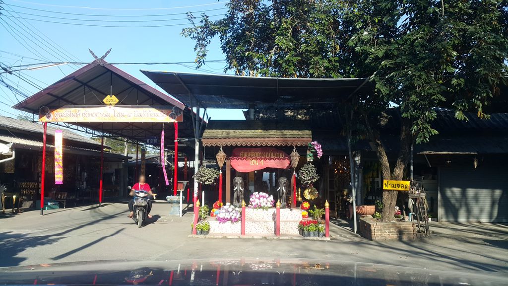 ภาพถนนตรงที่ Baan Tawai Creative Village ตั้งอยู่ ถ่ายโดย jrcarlsen พ.ศ. 2562 (2019) · A street-level view of where Baan Tawai Creative Village stands, by jrcarlsen in 2562 (2019)