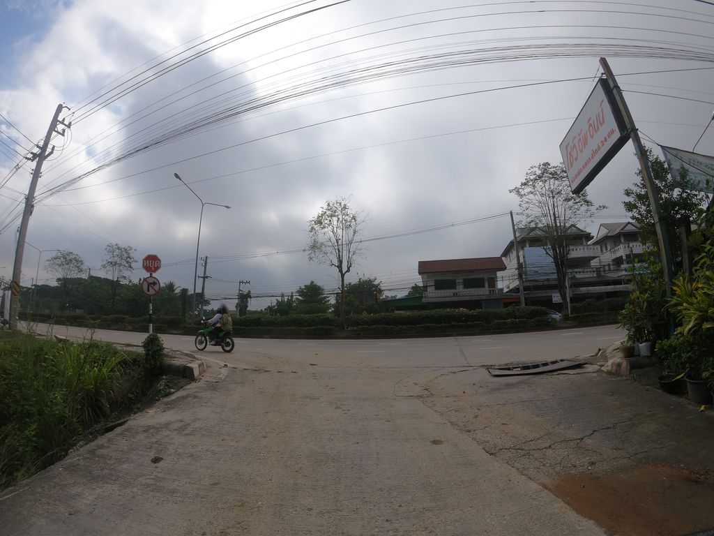 ภาพถนนตรงที่ ส้มตำยำระเบิด ตั้งอยู่ ถ่ายโดย chanuwath_grab พ.ศ. 2562 (2019) · A street-level view of where ส้มตำยำระเบิด · Som Tam Yam Raboet stands, by chanuwath_grab in 2562 (2019)
