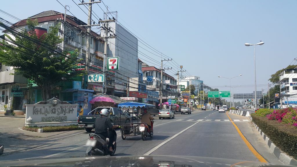 ภาพถนนตรงที่ กาดบริบูรณ์ ตั้งอยู่ ถ่ายโดย jrcarlsen พ.ศ. 2560 (2017) · A street-level view of where กาดบริบูรณ์ · Kat Bribun stands, by jrcarlsen in 2560 (2017)