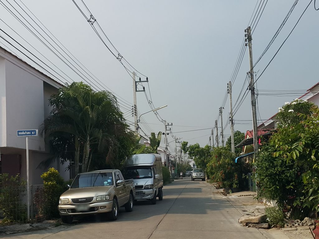 ภาพถนนตรงที่ วรวุฒิฟาร์มหอยโข่งเชียงใหม่ ตั้งอยู่ ถ่ายโดย jrcarlsen พ.ศ. 2559 (2016) · A street-level view of where วรวุฒิฟาร์มหอยโข่งเชียงใหม่ · Won Wuthi Farm Hoi Khong Chiang Mai stands, by jrcarlsen in 2559 (2016)