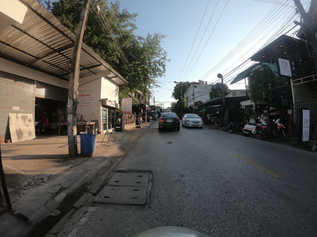 ภาพถนนตรงที่ Monkey2022 ตั้งอยู่ ถ่ายโดย chanuwath_grab พ.ศ. 2562 (2019) · A street-level view of where Monkey2022 stands, by chanuwath_grab in 2562 (2019)