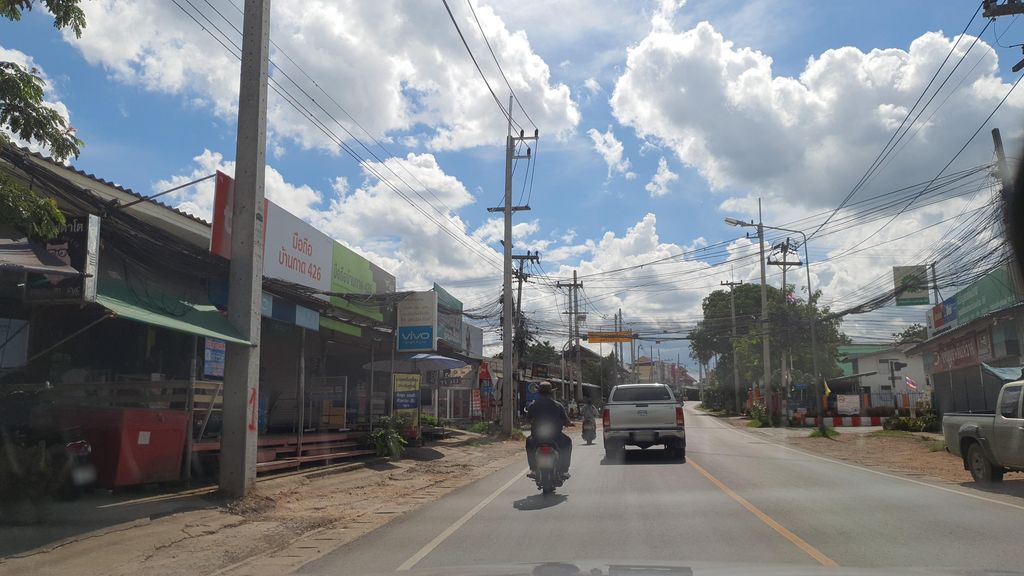ภาพถนนตรงที่ 7-Eleven ตั้งอยู่ ถ่ายโดย jrcarlsen พ.ศ. 2564 (2021) · A street-level view of where 7-Eleven stands, by jrcarlsen in 2564 (2021)