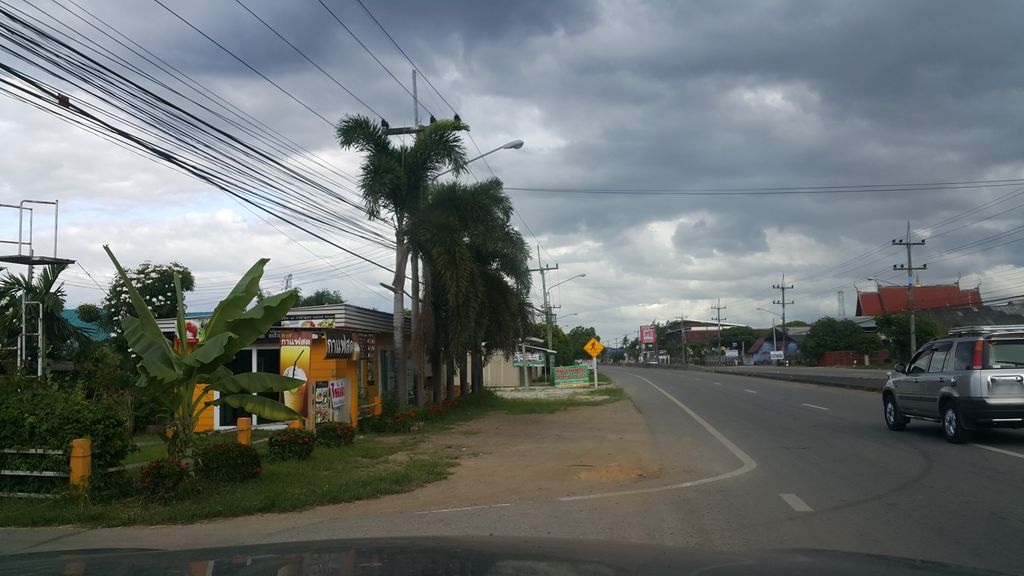 ภาพถนนตรงที่ ใบเฟิร์น คาราโอเกะ ตั้งอยู่ ถ่ายโดย jrcarlsen พ.ศ. 2560 (2017) · A street-level view of where ใบเฟิร์น คาราโอเกะ · Baifoen Kharaoke stands, by jrcarlsen in 2560 (2017)