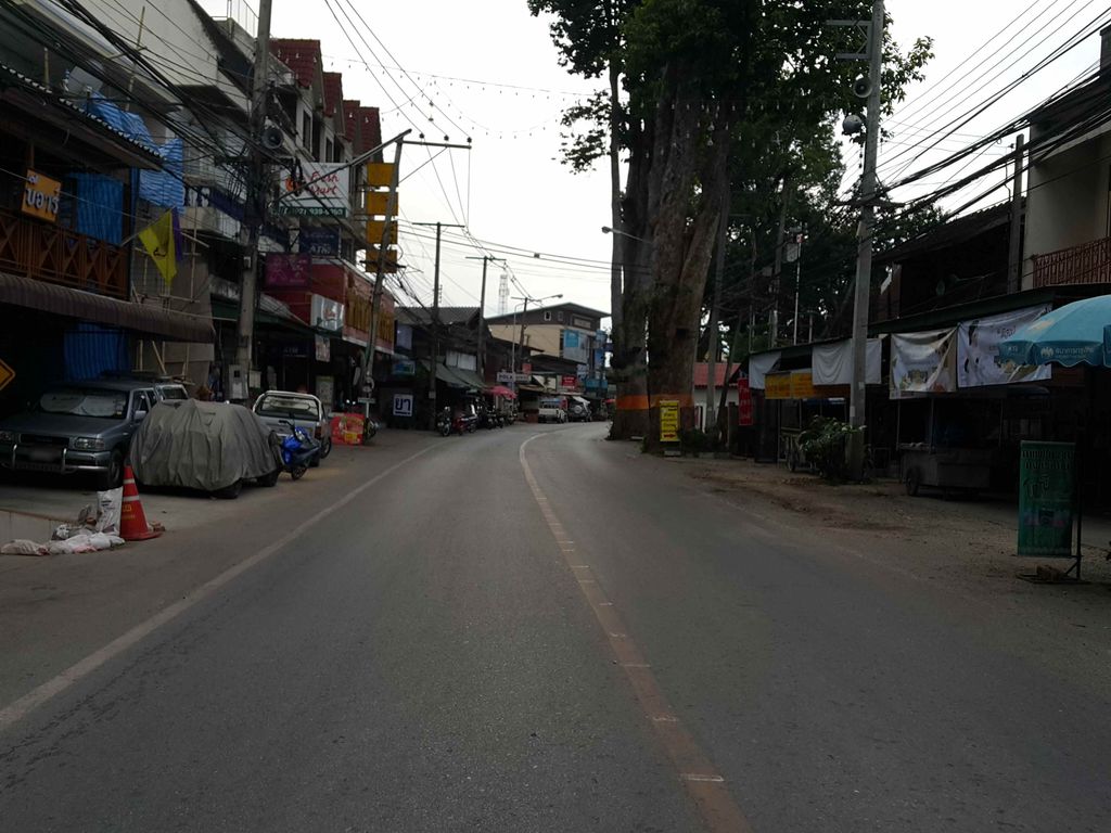 ภาพถนนตรงที่ ดี ช้อป ตั้งอยู่ ถ่ายโดย jrcarlsen พ.ศ. 2558 (2015) · A street-level view of where ดี ช้อป · Di Shop stands, by jrcarlsen in 2558 (2015)