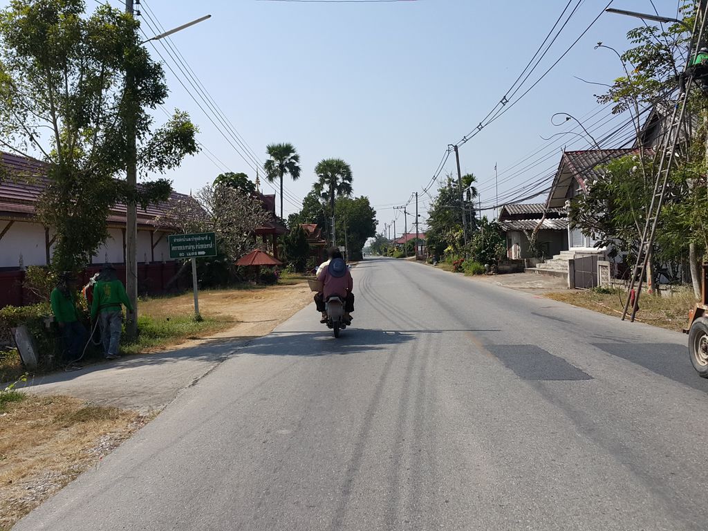 ภาพถนนตรงที่ ร้านฮิมฝาย อาหาร-เครื่องดื่ม ตั้งอยู่ ถ่ายโดย jrcarlsen พ.ศ. 2557 (2014) · A street-level view of where ร้านฮิมฝาย อาหาร-เครื่องดื่ม · Ran Himfai Ahan-khrueangduem stands, by jrcarlsen in 2557 (2014)