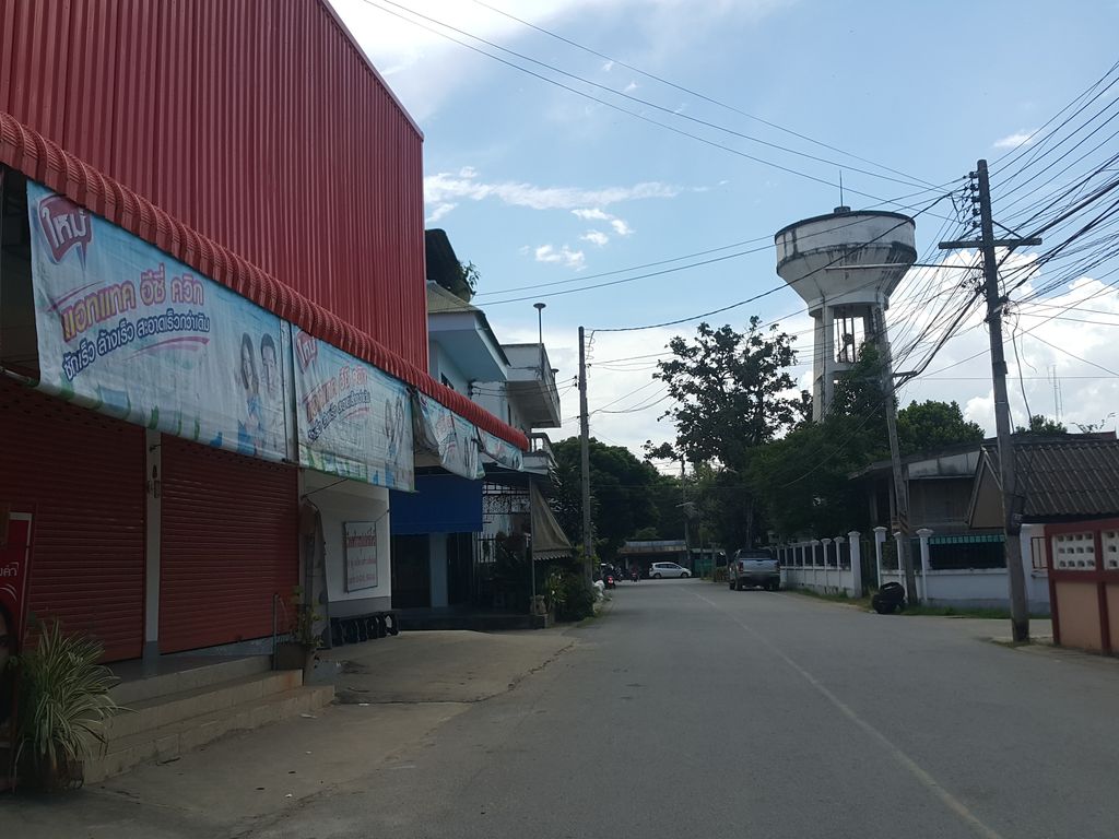 ภาพถนนตรงที่ ร้านอินสมเฟอร์นิเจอร์ - พร้าว ตั้งอยู่ ถ่ายโดย jrcarlsen พ.ศ. 2558 (2015) · A street-level view of where ร้านอินสมเฟอร์นิเจอร์ - พร้าว · Ran In Som Furniture - Phrao stands, by jrcarlsen in 2558 (2015)
