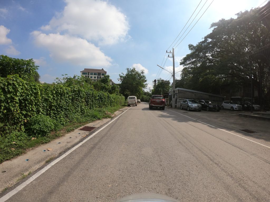 ภาพถนนตรงที่ Seven Pounds ตั้งอยู่ ถ่ายโดย chanuwath_grab พ.ศ. 2562 (2019) · A street-level view of where Seven Pounds stands, by chanuwath_grab in 2562 (2019)
