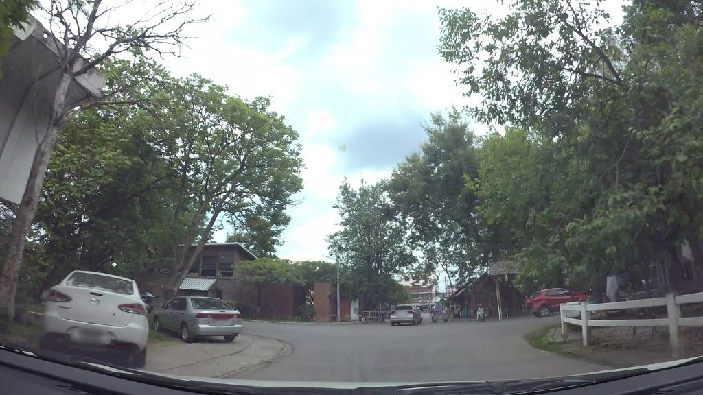 ภาพถนนตรงที่ Mor milk CMU ตั้งอยู่ ถ่ายโดย kaart_3 พ.ศ. 2562 (2019) · A street-level view of where Mor milk CMU stands, by kaart_3 in 2562 (2019)