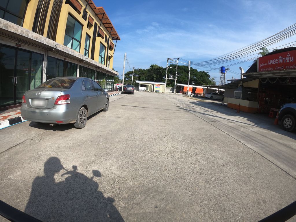 ภาพถนนตรงที่ ครัวรัชนี ตั้งอยู่ ถ่ายโดย chanuwath_grab พ.ศ. 2562 (2019) · A street-level view of where ครัวรัชนี · Khruaratni stands, by chanuwath_grab in 2562 (2019)