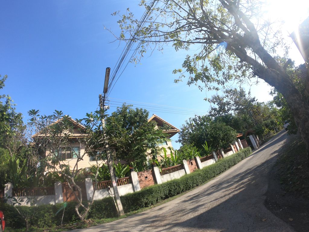 ภาพถนนตรงที่ Surgery Center Chiangmai ตั้งอยู่ ถ่ายโดย chanuwath_grab พ.ศ. 2562 (2019) · A street-level view of where Surgery Center Chiangmai stands, by chanuwath_grab in 2562 (2019)