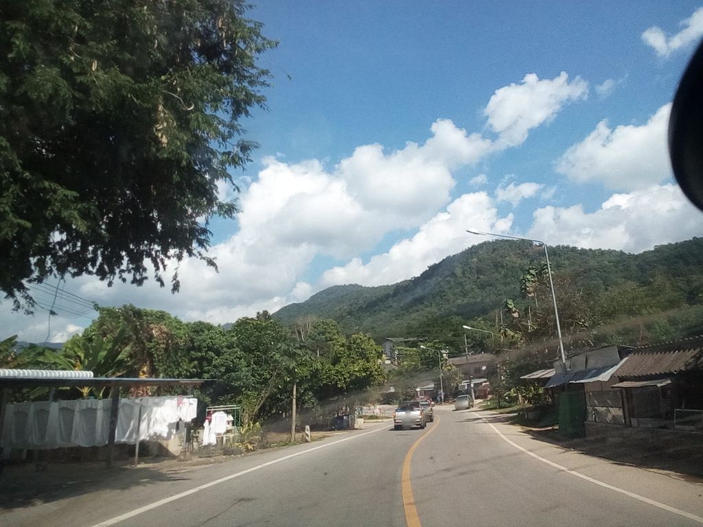 ภาพถนนตรงที่ ดอยเปาไฮโซDoipaoHiso ตั้งอยู่ ถ่ายโดย kyoko พ.ศ. 2561 (2018) · A street-level view of where ดอยเปาไฮโซDoipaoHiso stands, by kyoko in 2561 (2018)
