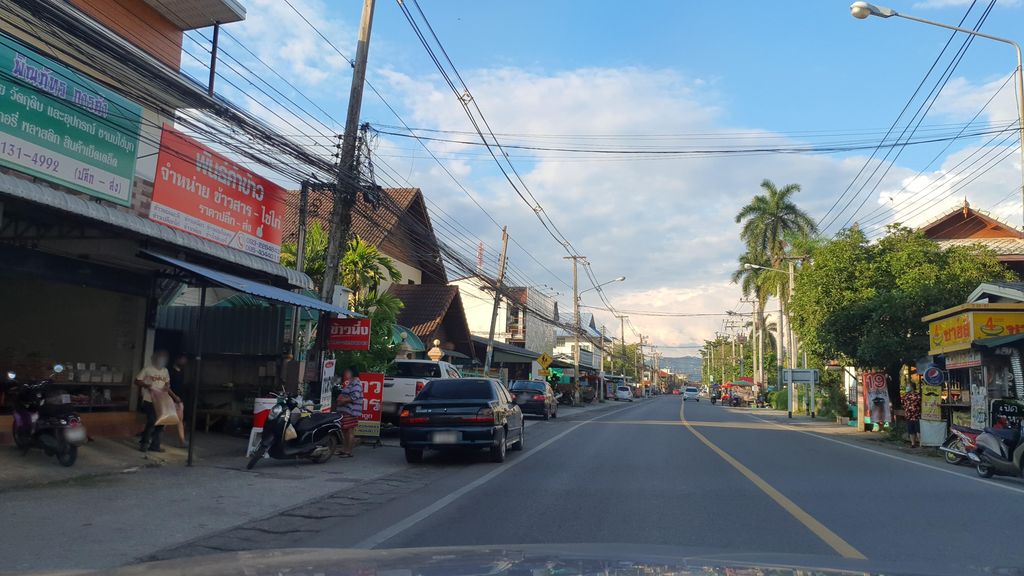 ภาพถนนตรงที่ เฮง ลิสซิ่ง ดอยสะเก็ด ตั้งอยู่ ถ่ายโดย jrcarlsen พ.ศ. 2564 (2021) · A street-level view of where เฮง ลิสซิ่ง ดอยสะเก็ด · Heng Litsing Doi Saket stands, by jrcarlsen in 2564 (2021)