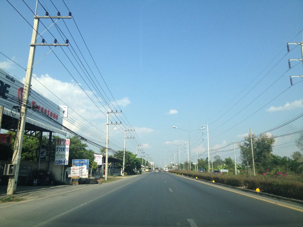 ภาพถนนตรงที่ หางดงการยาง ตั้งอยู่ ถ่ายโดย jimwatana พ.ศ. 2558 (2015) · A street-level view of where หางดงการยาง · Hang Dong Kanyang stands, by jimwatana in 2558 (2015)