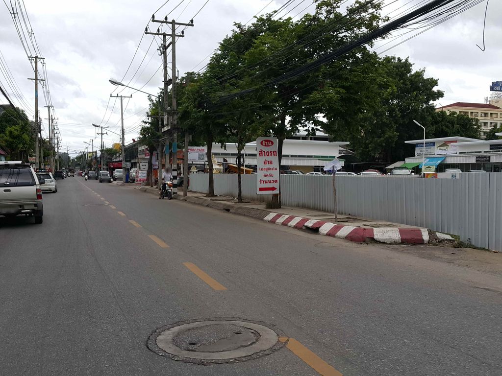 ภาพถนนตรงที่ สำนักงาน น.ส.พ. ไทยรัฐ ตั้งอยู่ ถ่ายโดย jrcarlsen พ.ศ. 2558 (2015) · A street-level view of where สำนักงาน น.ส.พ. ไทยรัฐ · Samnakngan Na.sa.pha. Thairat stands, by jrcarlsen in 2558 (2015)
