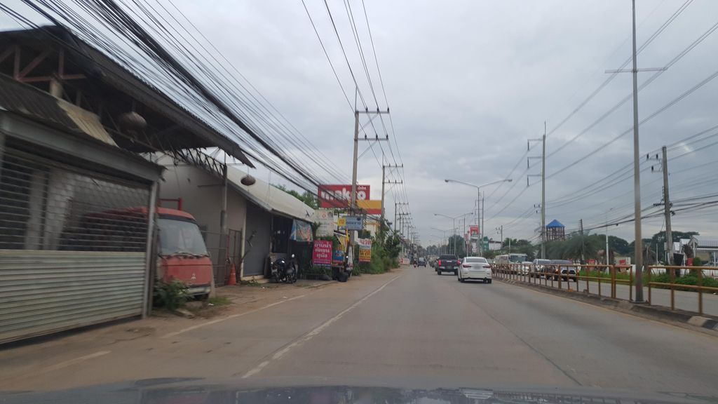 ภาพถนนตรงที่ ร้าน ว.รุ่งเจริญ ตั้งอยู่ ถ่ายโดย jrcarlsen พ.ศ. 2564 (2021) · A street-level view of where ร้าน ว.รุ่งเจริญ · Ran Wa.rungcherin stands, by jrcarlsen in 2564 (2021)