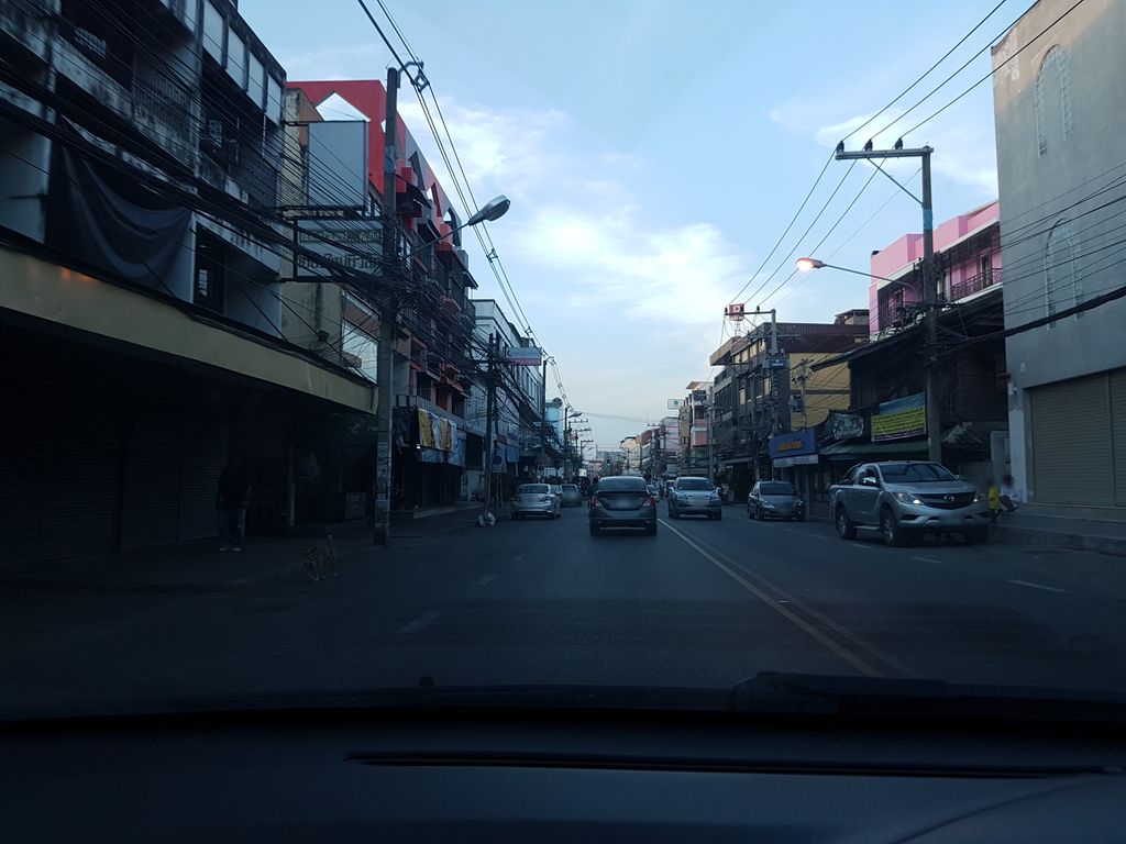 ภาพถนนตรงที่ Rif The Cut ตั้งอยู่ ถ่ายโดย ekkarin พ.ศ. 2561 (2018) · A street-level view of where Rif The Cut stands, by ekkarin in 2561 (2018)