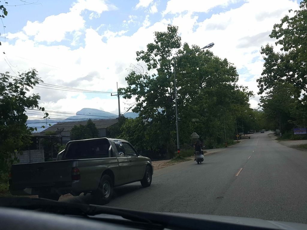 ภาพถนนตรงที่ Kruabanrao ตั้งอยู่ ถ่ายโดย jrcarlsen พ.ศ. 2558 (2015) · A street-level view of where Kruabanrao stands, by jrcarlsen in 2558 (2015)