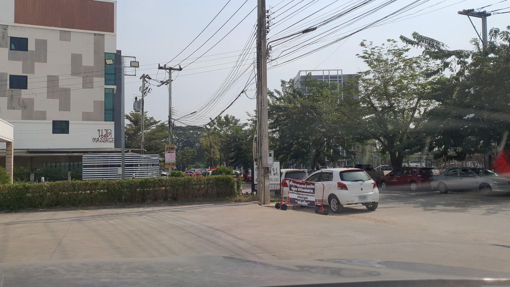 ภาพถนนตรงที่ Freerolls Restaurant ตั้งอยู่ ถ่ายโดย jrcarlsen พ.ศ. 2566 (2023) · A street-level view of where Freerolls Restaurant stands, by jrcarlsen in 2566 (2023)