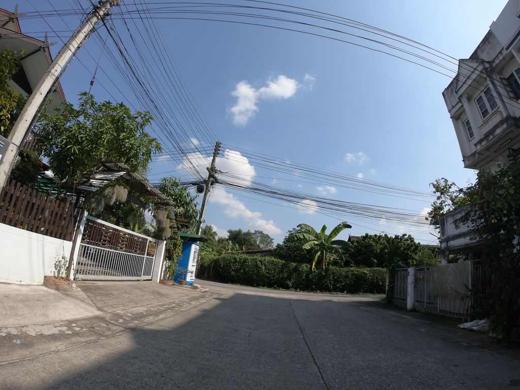 ภาพถนนตรงที่ BannTong-In Guesthouse Chiangmai ตั้งอยู่ ถ่ายโดย chanuwath_grab พ.ศ. 2562 (2019) · A street-level view of where BannTong-In Guesthouse Chiangmai stands, by chanuwath_grab in 2562 (2019)