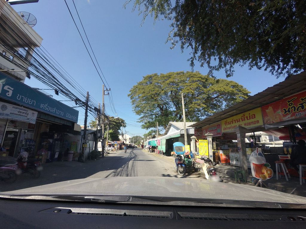 ภาพถนนตรงที่ เขียงหมูสด ชื่อร้าน"เขียง" ตั้งอยู่ ถ่ายโดย mishari พ.ศ. 2563 (2020) · A street-level view of where เขียงหมูสด ชื่อร้าน"เขียง" · Khiangmutda Chueran"khiang" stands, by mishari in 2563 (2020)