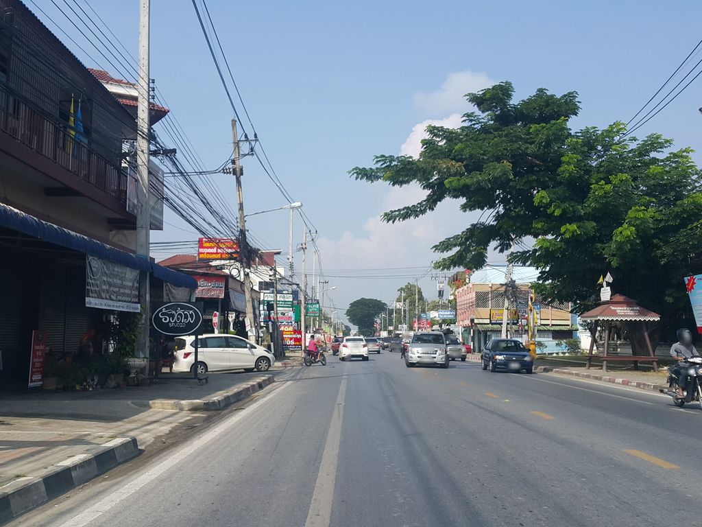 ภาพถนนตรงที่ อู่เอนก การช่าง ตั้งอยู่ ถ่ายโดย jrcarlsen พ.ศ. 2558 (2015) · A street-level view of where อู่เอนก การช่าง · Uenka Kanchang stands, by jrcarlsen in 2558 (2015)