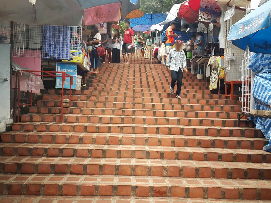 ภาพถนนตรงที่ เจ๊พัชรภัตตาคาร ตั้งอยู่ ถ่ายโดย jrcarlsen พ.ศ. 2558 (2015) · A street-level view of where เจ๊พัชรภัตตาคาร · Che Phatra Phattakhan stands, by jrcarlsen in 2558 (2015)