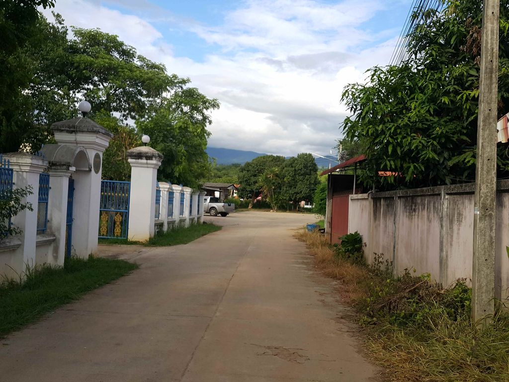 ภาพถนนตรงที่ Maechaem Hotel & Resort ตั้งอยู่ ถ่ายโดย jrcarlsen พ.ศ. 2558 (2015) · A street-level view of where Maechaem Hotel & Resort stands, by jrcarlsen in 2558 (2015)
