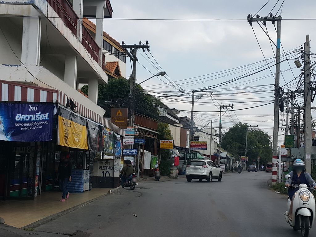 ภาพถนนตรงที่ แว่นตาอินเทรนด์ ตั้งอยู่ ถ่ายโดย jrcarlsen พ.ศ. 2558 (2015) · A street-level view of where แว่นตาอินเทรนด์ · Waenta In Trend stands, by jrcarlsen in 2558 (2015)