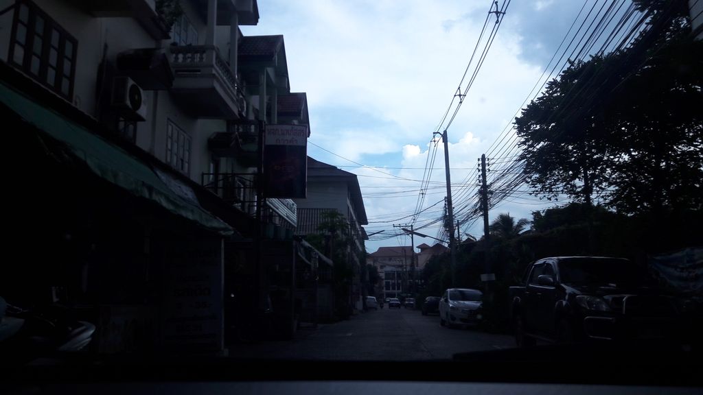 ภาพถนนตรงที่ Toki ร้านสะดวกซักอบ สาขาเจดีย์ปล่อง 24 ชั่วโมง ตั้งอยู่ ถ่ายโดย ratchaphat พ.ศ. 2559 (2016) · A street-level view of where Toki ร้านสะดวกซักอบ สาขาเจดีย์ปล่อง 24 ชั่วโมง stands, by ratchaphat in 2559 (2016)