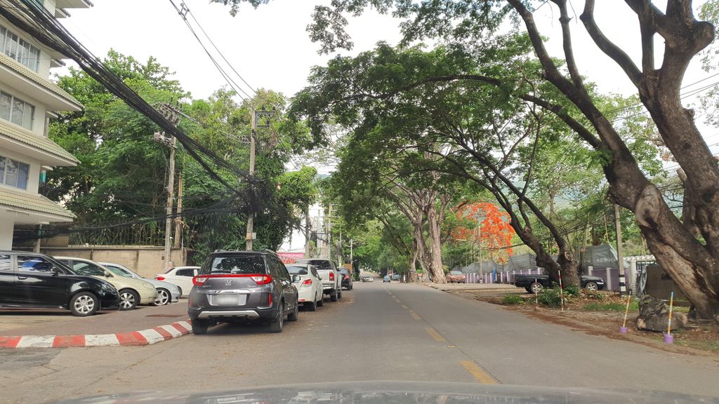ภาพถนนตรงที่ หนวดเบอเกอร์ ตั้งอยู่ ถ่ายโดย jrcarlsen พ.ศ. 2565 (2022) · A street-level view of where หนวดเบอเกอร์ · Nuatboekoe stands, by jrcarlsen in 2565 (2022)