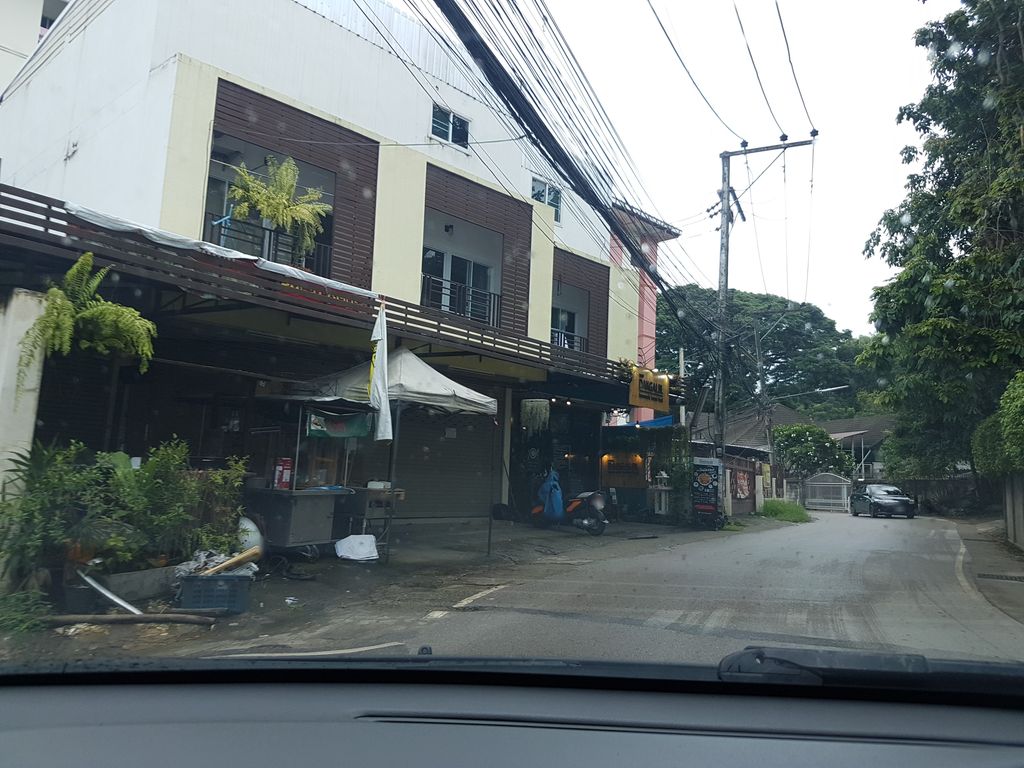 ภาพถนนตรงที่ บ้านอัญชลี ตั้งอยู่ ถ่ายโดย ekkarin พ.ศ. 2561 (2018) · A street-level view of where บ้านอัญชลี · Ban Anchali stands, by ekkarin in 2561 (2018)